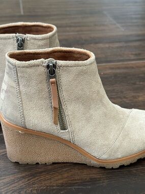 TOMS Avery Wedge Booties in Desert Taupe Suede sz 6.5 EUC NO WEAR